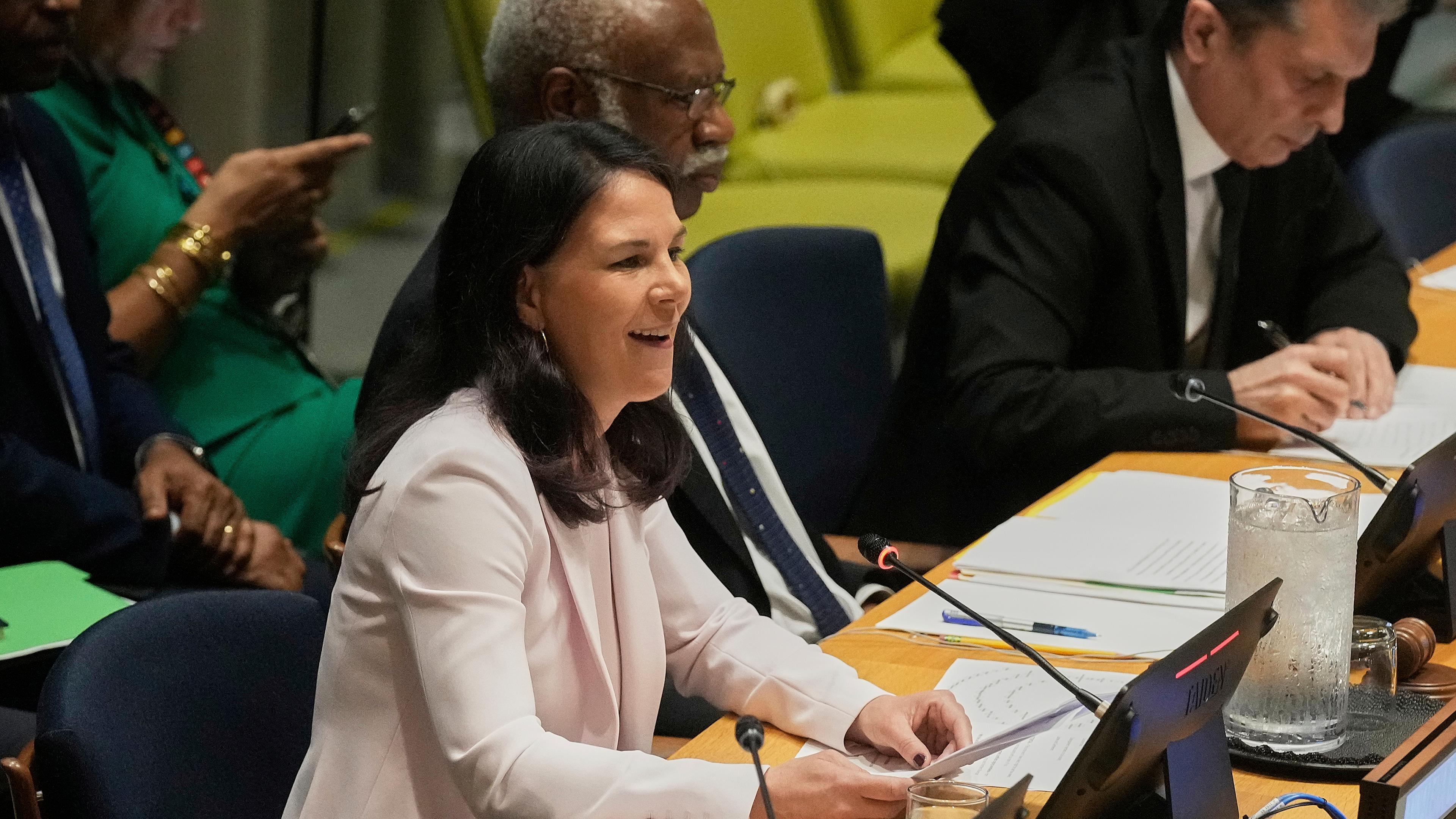 Die ehemalige deutsche Außenministerin Annalena Baerbock spricht während eines informellen interaktiven Dialogs in der Kammer des Treuhandrats am Sitz der Vereinten Nationen. Die ehemalige deutsche Außenministerin steht als einzige Kandidatin für den einjährigen und größtenteils als zeremoniell gesehenen Posten als Vorsitzende des größten UN-Gremiums zur Abstimmung.