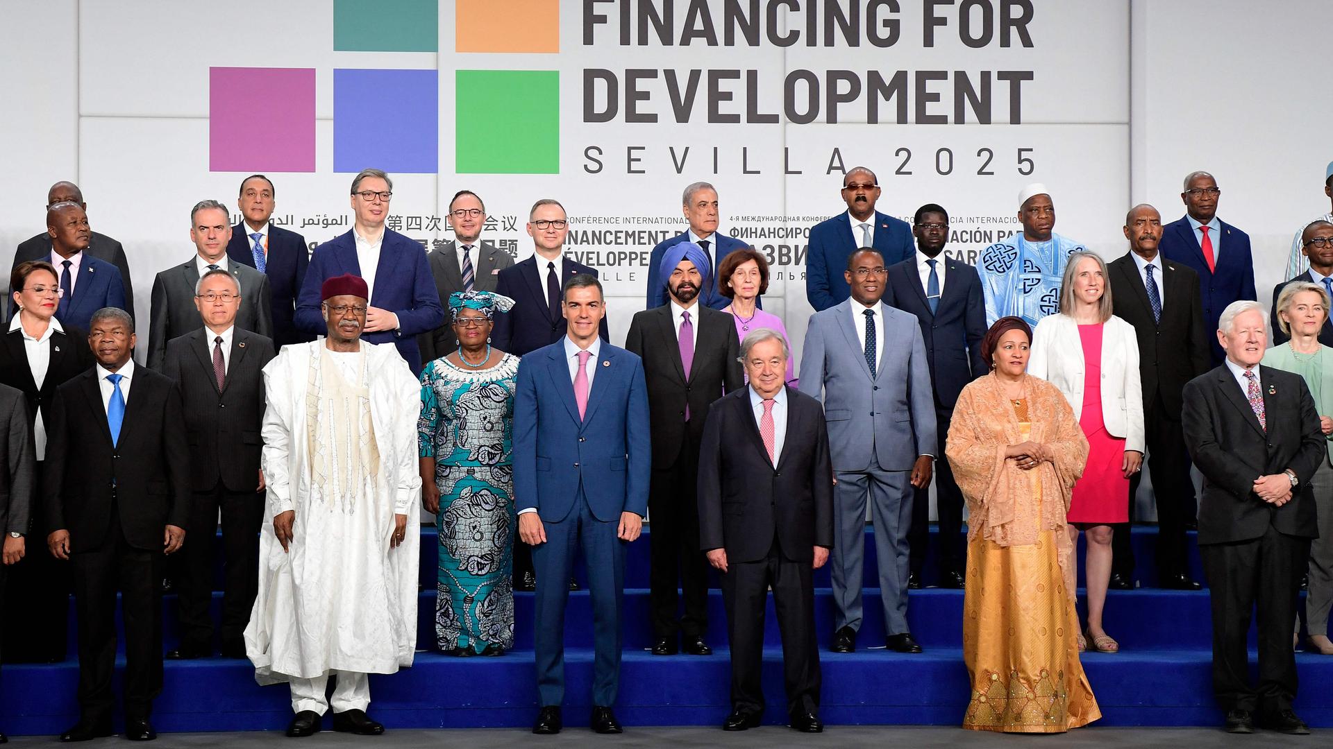 UN-Chef Antonio Guterres und die Staats- und Regierungschefs posieren für ein Foto bei der vierten UN-Konferenz für Entwicklungsfinanzierung in Sevilla.