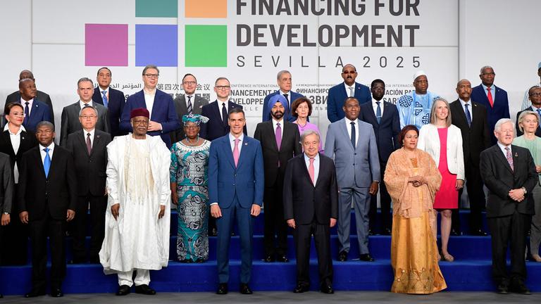 UN-Chef Antonio Guterres und die Staats- und Regierungschefs posieren für ein Foto bei der vierten UN-Konferenz für Entwicklungsfinanzierung in Sevilla.