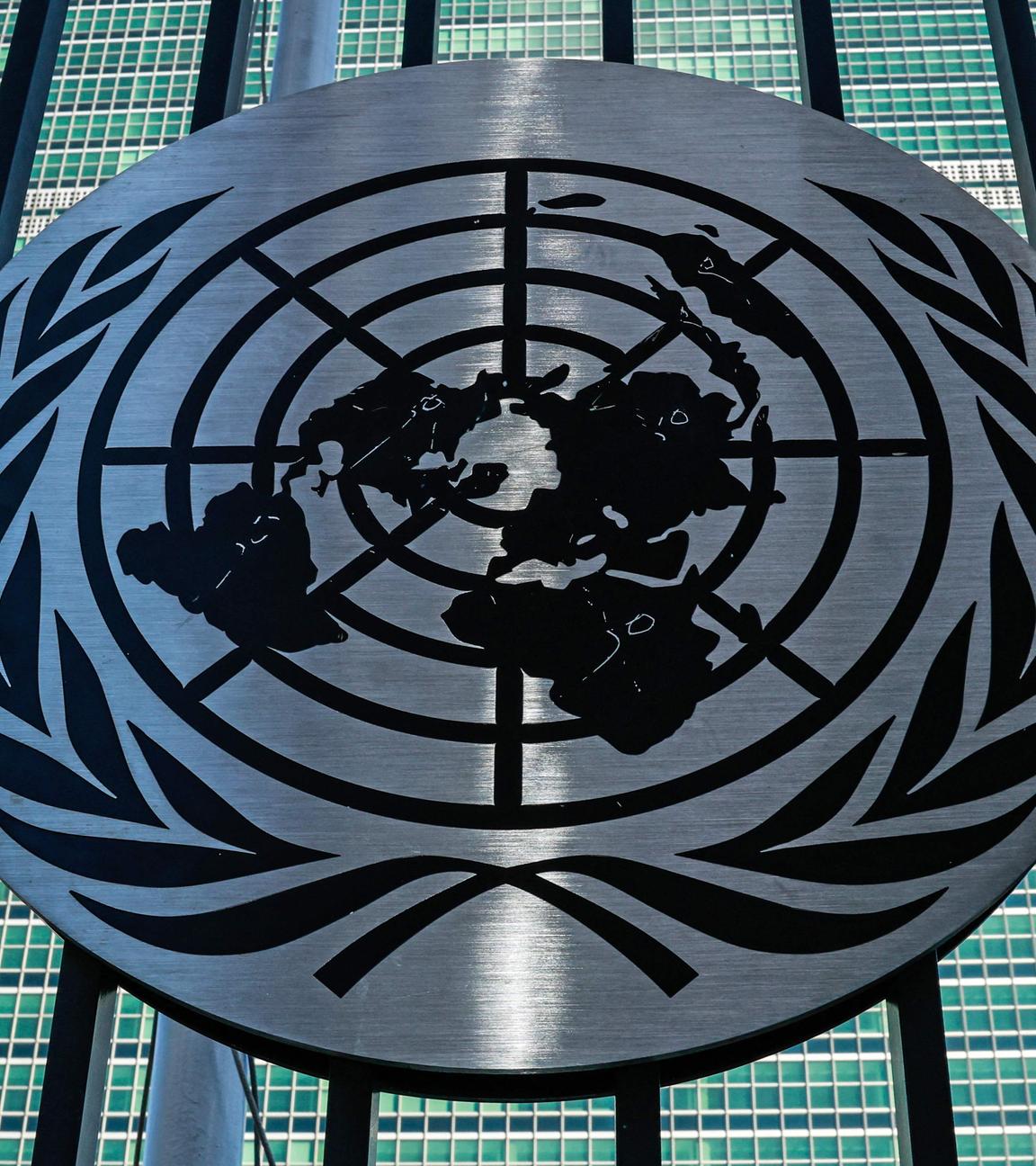 Das Logo der Vereinten Nationen (UN) ist auf einem Tor vor dem UN-Hauptquartier vor der Generalversammlung der Vereinten Nationen (UNGA) am 21. September 2025 in New York zu sehen