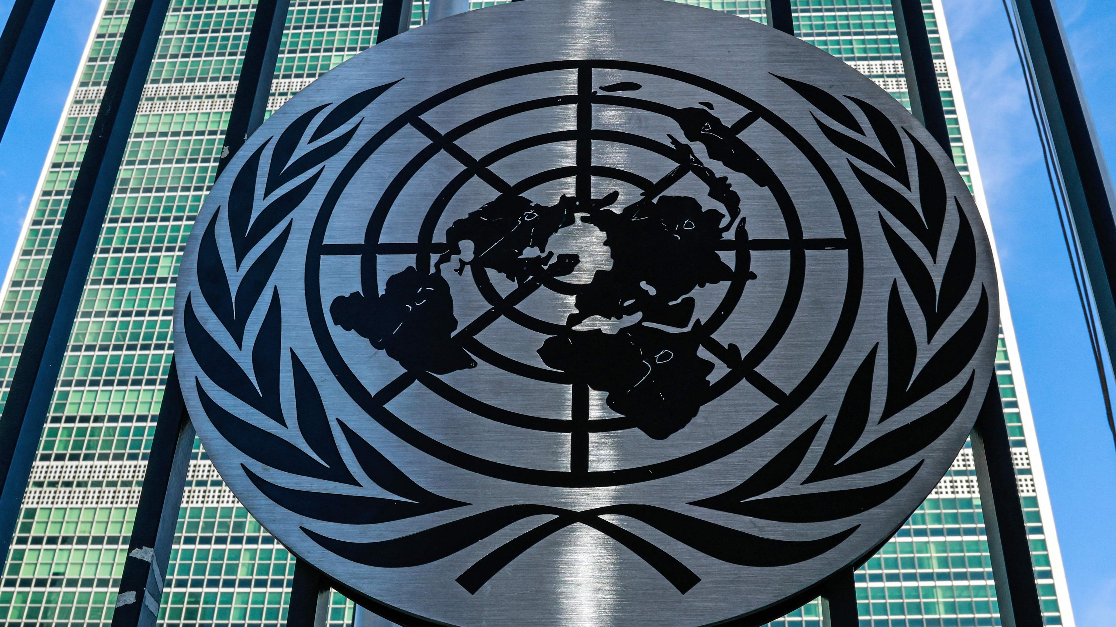Das Logo der Vereinten Nationen (UN) ist auf einem Tor vor dem UN-Hauptquartier vor der Generalversammlung der Vereinten Nationen (UNGA) am 21. September 2025 in New York zu sehen