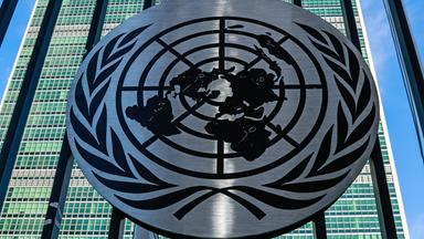 Das Logo der Vereinten Nationen (UN) ist auf einem Tor vor dem UN-Hauptquartier vor der Generalversammlung der Vereinten Nationen (UNGA) am 21. September 2025 in New York zu sehen