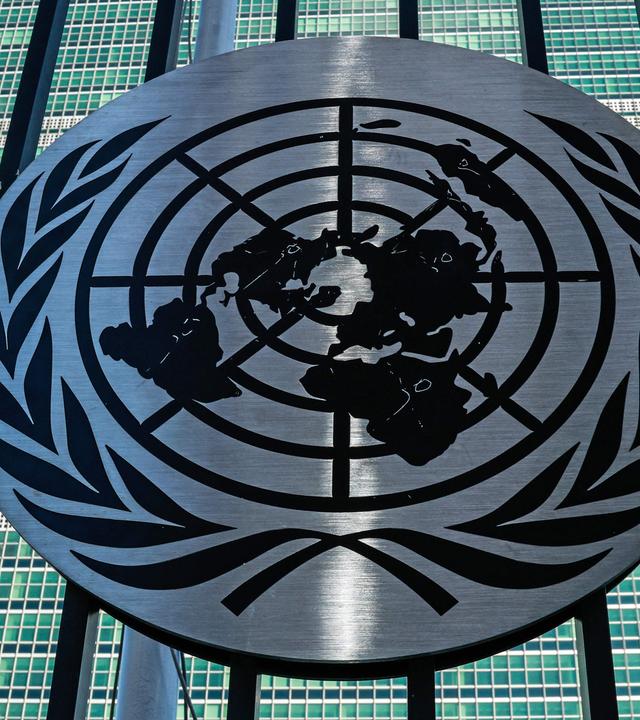 Das UN-Logo vor dem UN-Hauptsitz in New York.