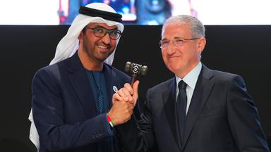 Baku: Der Präsident der COP28, Sultan al-Jaber (l), übergibt den Hammer an den Präsidenten der COP29, Muchtar Babajew, auf dem U.N.-Klimagipfel der COP29.