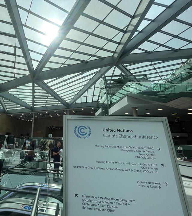 Ein Hinweisschild der UN-Klimakonferenz steht im Foyer des World Conference Center in Bonn.