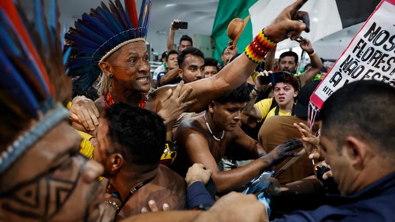 Demonstranten versuchen, das Hauptquartier der UN-Klimakonferenz (COP30) in Brasilien zu stürmen