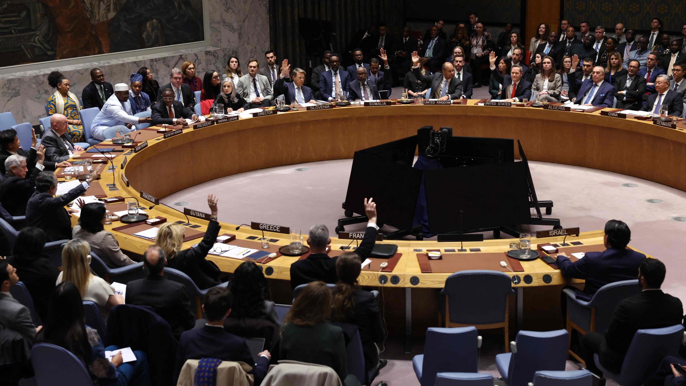 Der Sicherheitsrat der Vereinten Nationen stimmt während einer Sitzung über eine Resolution über den Nahostkonflikt ab.