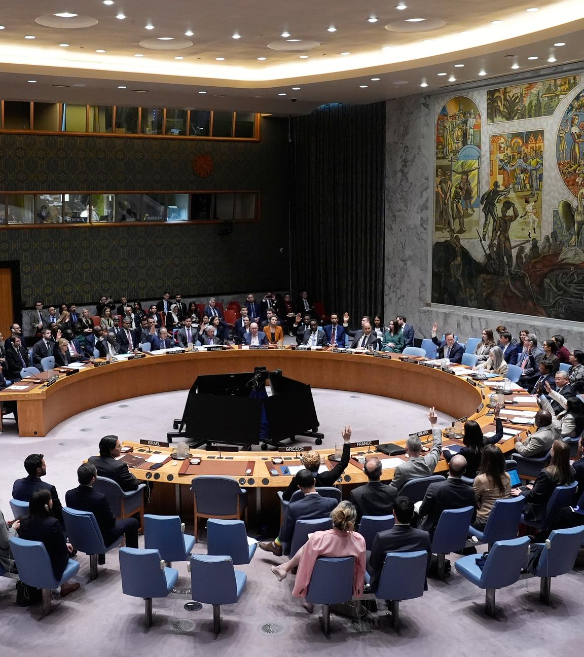 Mitglieder des Sicherheitsrats stimmen im Hauptquartier der Vereinten Nationen über eine Resolution ab. 