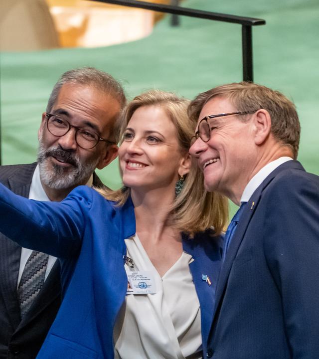 USA, New York: Johann Wadephul (CDU), Außenminister, macht ein Selfie mit seiner Amtskollegin aus Österreich, Beate Meinl-Reisinger, und seinem portugiesischen Amtskollegen Paulo Rangel