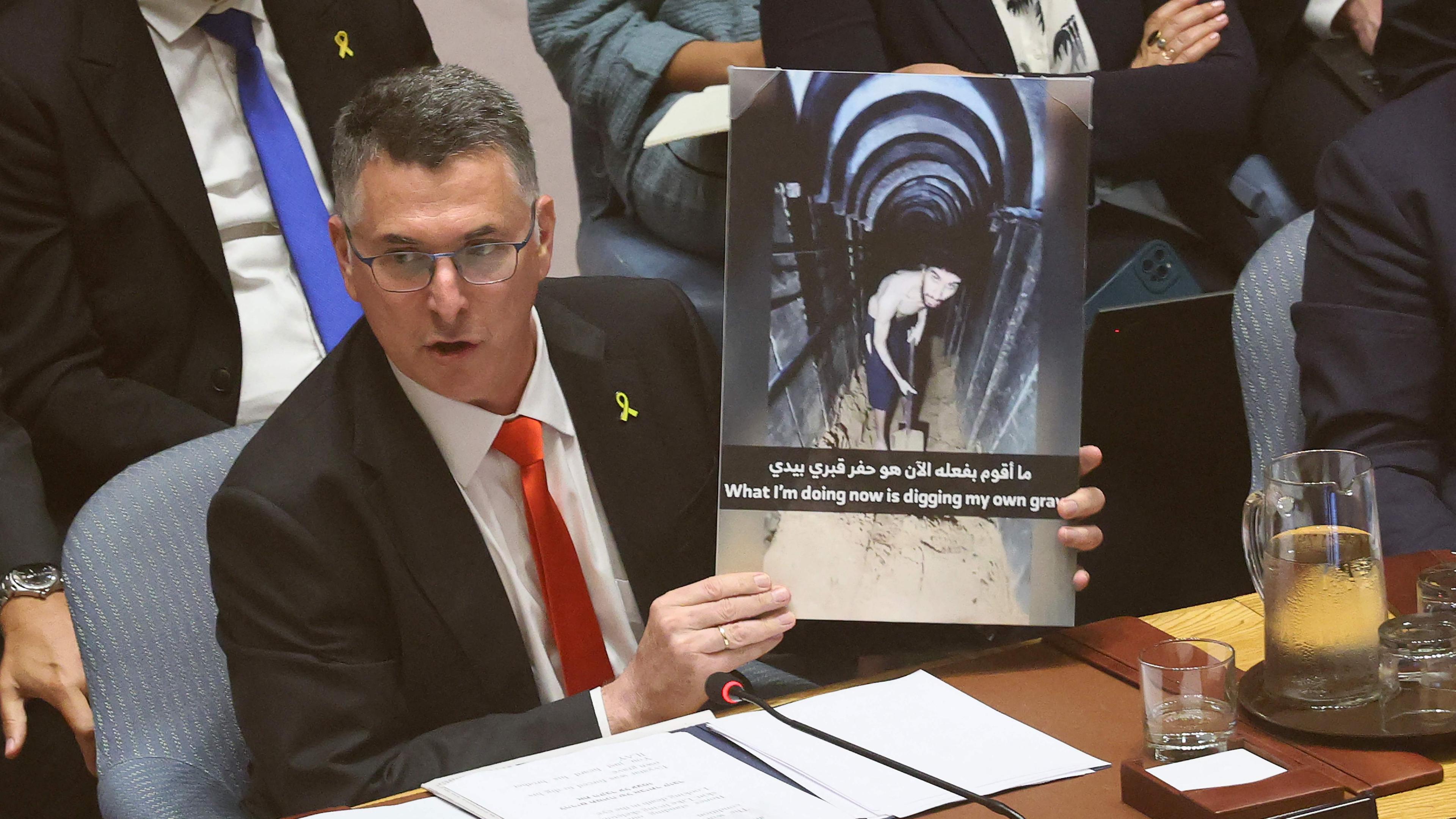 Der israelische Außenminister Gideon Sa’ar zeigt ein Bild des israelischen Geisels Evyatar David während einer Sitzung des UN-Sicherheitsrats zur Lage im UN-Hauptquartier in New York.