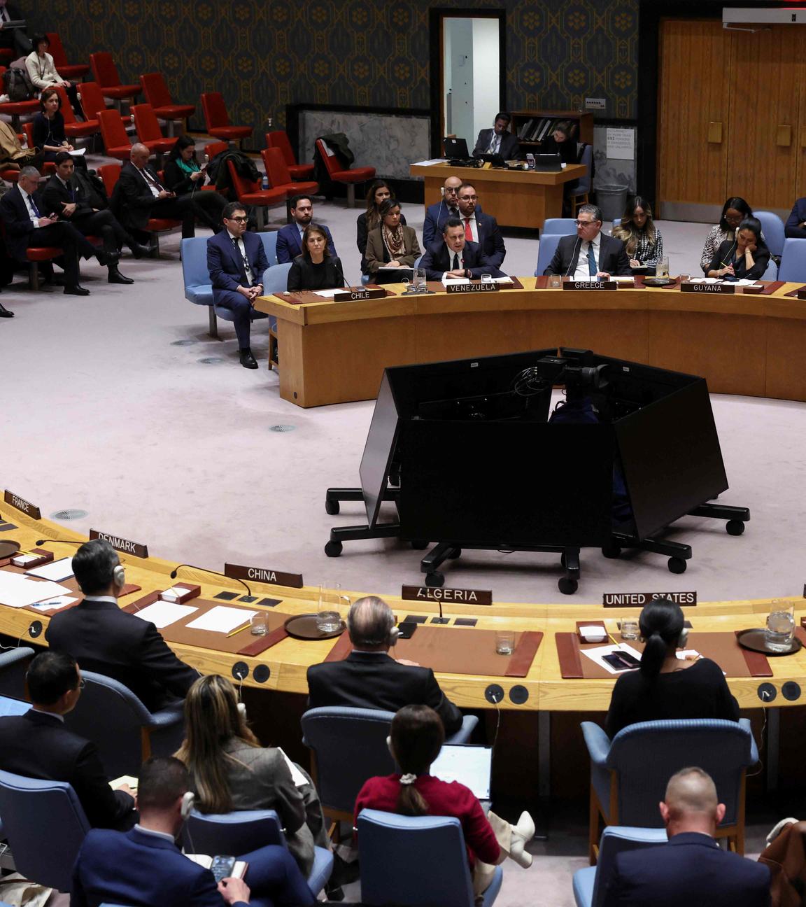 Der venezolanische Botschafter bei den Vereinten Nationen, Samuel Moncada (Mitte, rechts), spricht während einer Sitzung des UN-Sicherheitsrates.