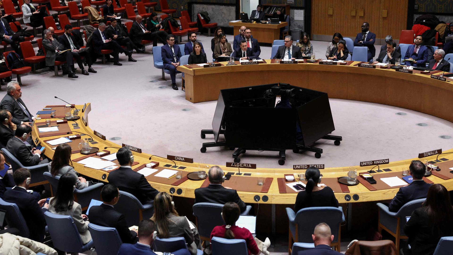 Der venezolanische Botschafter bei den Vereinten Nationen, Samuel Moncada (Mitte, rechts), spricht während einer Sitzung des UN-Sicherheitsrates.