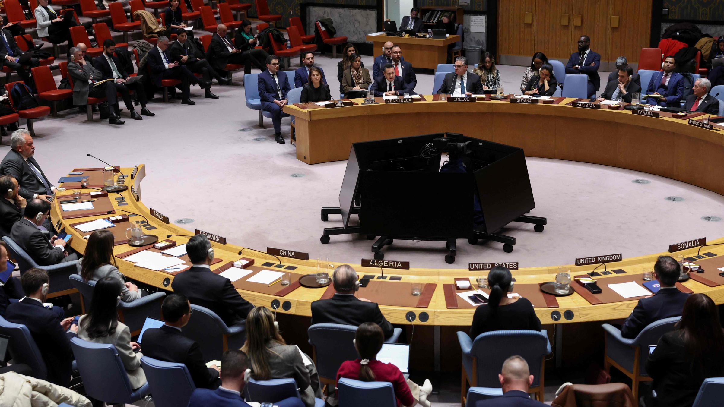 Der venezolanische Botschafter bei den Vereinten Nationen, Samuel Moncada (Mitte, rechts), spricht während einer Sitzung des UN-Sicherheitsrates.