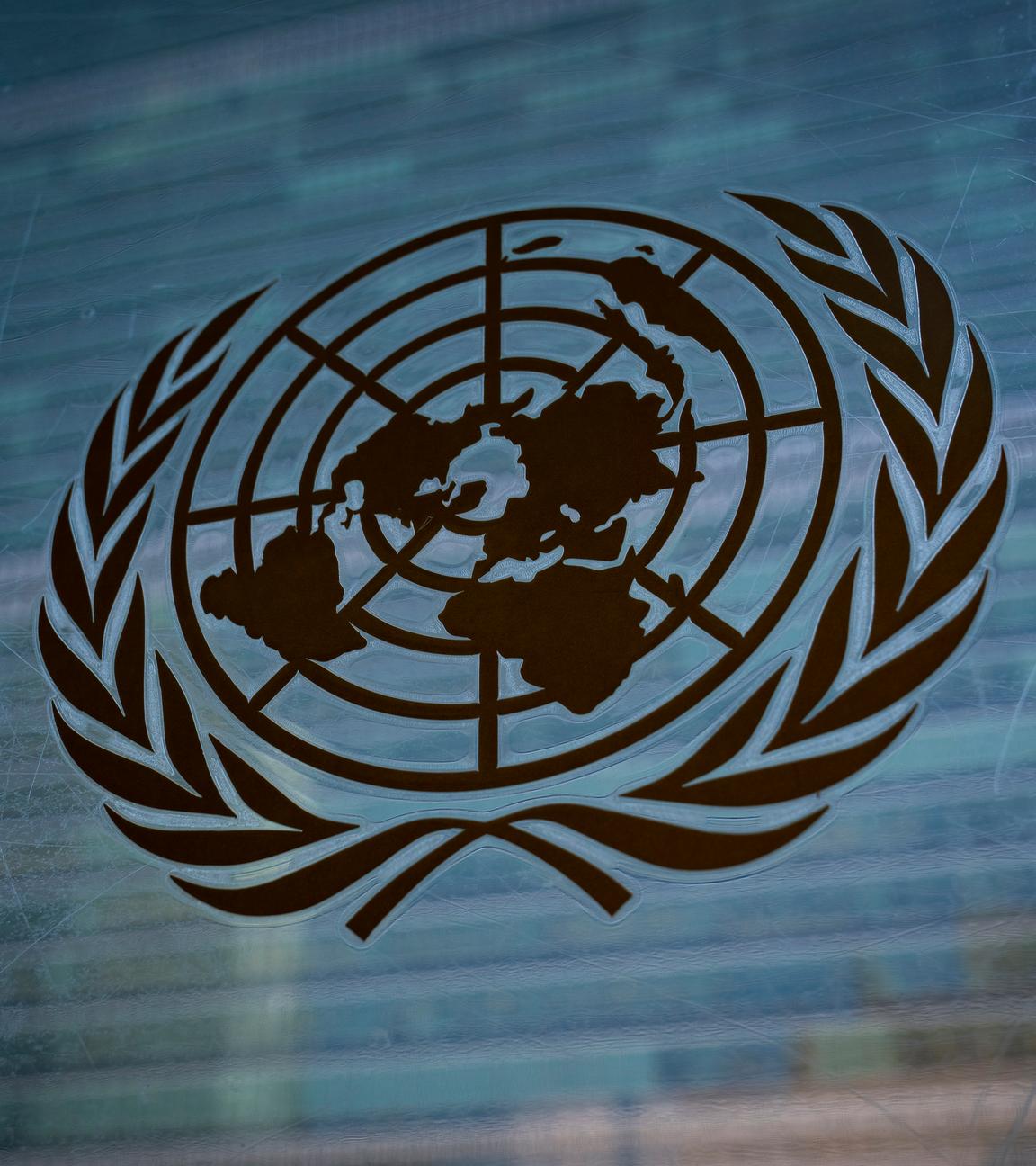 Das Logo der Vereinten Nationen am UN-Hauptquartier.