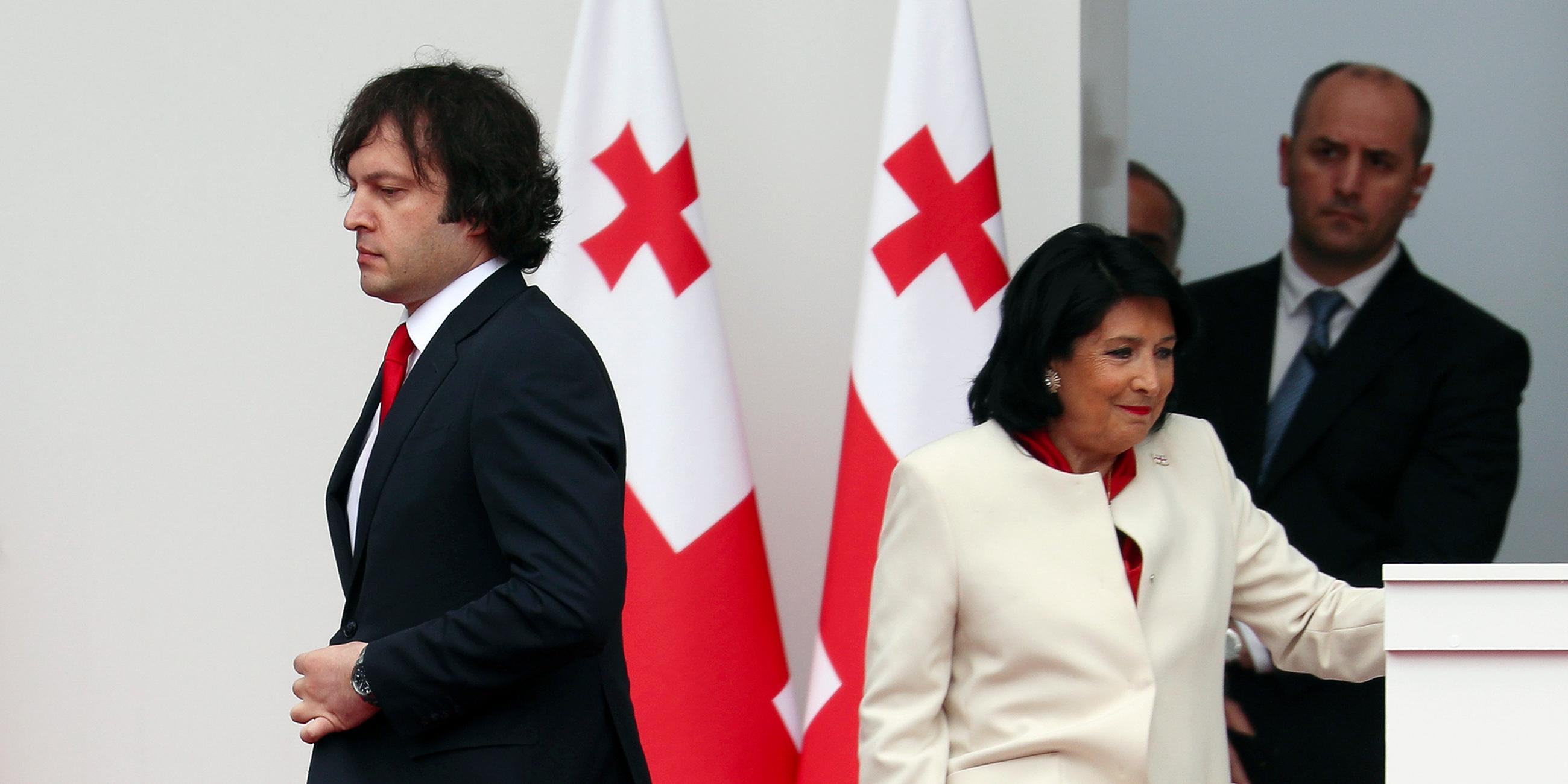 Die georgische Präsidentin Salome Surabitschwili und der georgische Ministerpräsident Irakli Kobachidse verlassen ein Podium während der Feierlichkeiten zum Unabhängigkeitstag.