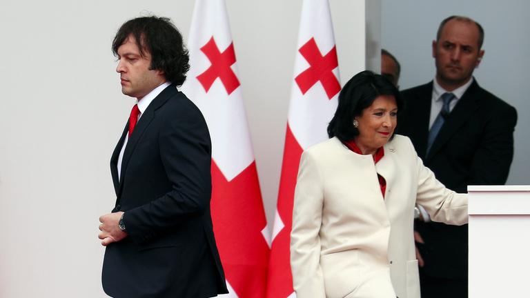 Die georgische Präsidentin Salome Surabitschwili und der georgische Ministerpräsident Irakli Kobachidse verlassen ein Podium während der Feierlichkeiten zum Unabhängigkeitstag.