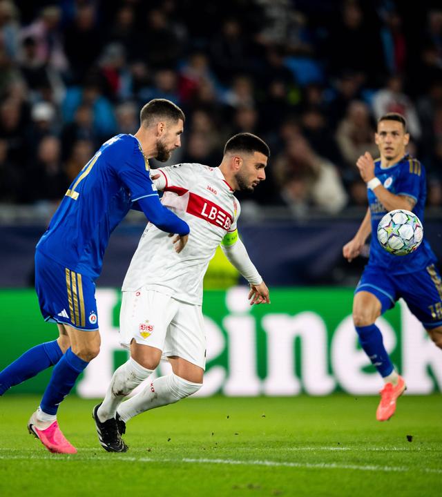 Der Stuttgarter Stürmer Deniz Undav wird im Champions-League-Spiel gegen den SK Slovan Bratislava von seinem Gegenspieler Svetozar Marković von hinten bedrängt.