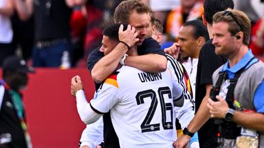 Julian Nagelsmann umarmt Deniz Undav nach dem Sieg