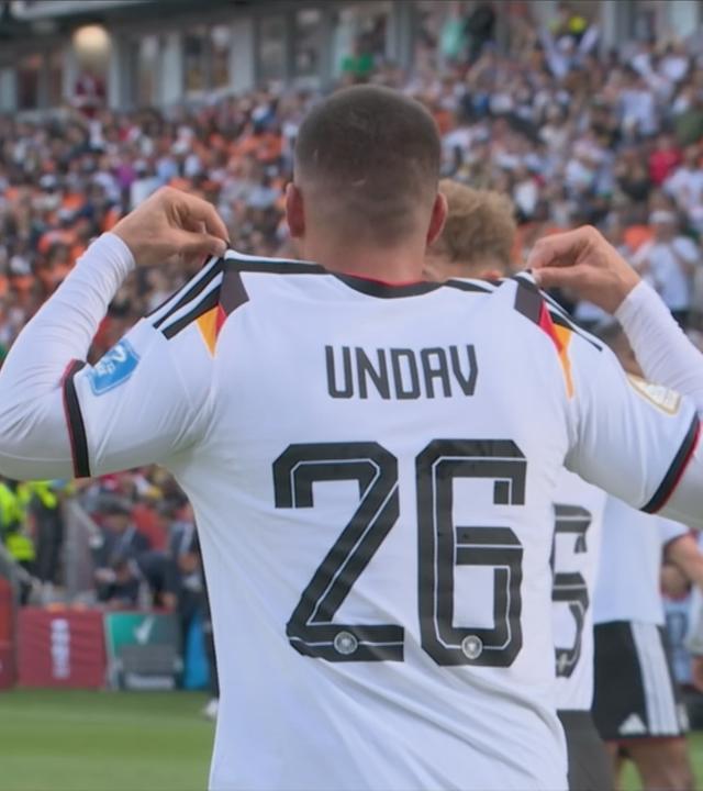 Undav zeigt sein Trikot.