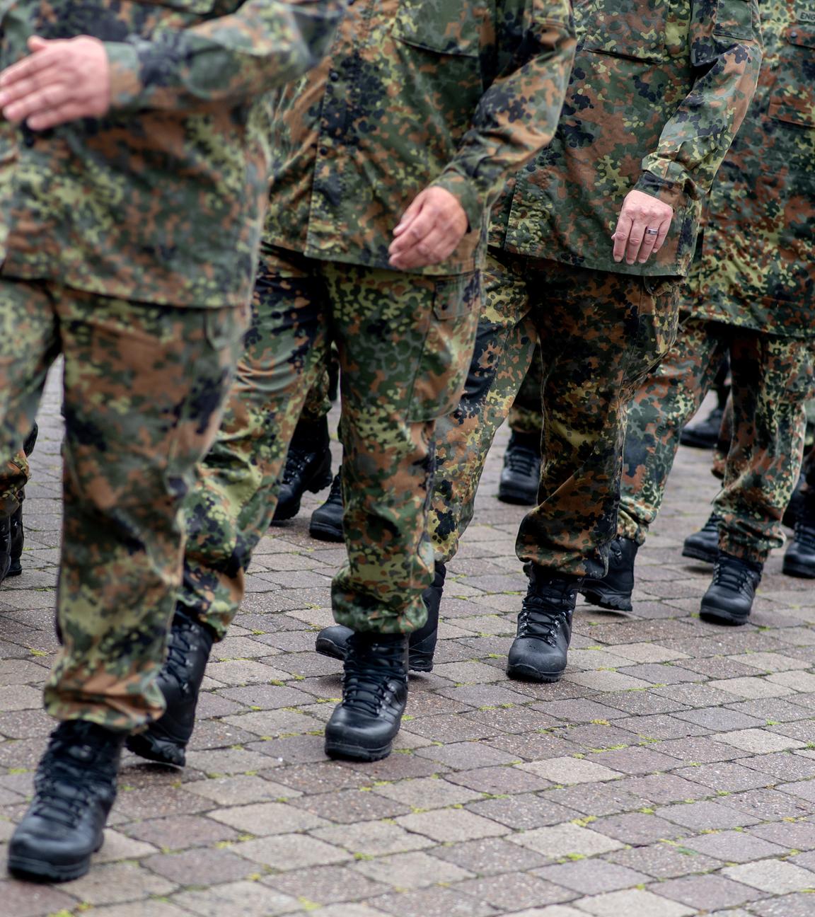 Zahlreiche Reservistinnen und Reservisten marschieren im Rahmen des Nationalen Veteranentags für einen Reservistenappell mit Schwurbekräftigung in der Zitadelle Vechta
