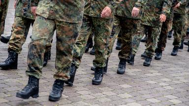 Zahlreiche Reservistinnen und Reservisten marschieren im Rahmen des Nationalen Veteranentags für einen Reservistenappell mit Schwurbekräftigung in der Zitadelle Vechta
