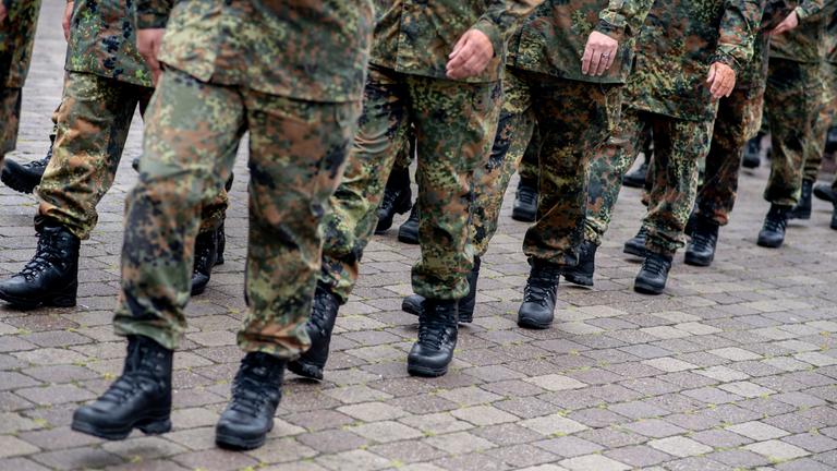 Zahlreiche Reservistinnen und Reservisten marschieren im Rahmen des Nationalen Veteranentags für einen Reservistenappell mit Schwurbekräftigung in der Zitadelle Vechta