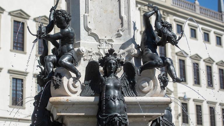Archiv: Der Augustus Brunnen vor dem Augsburger Rathaus.