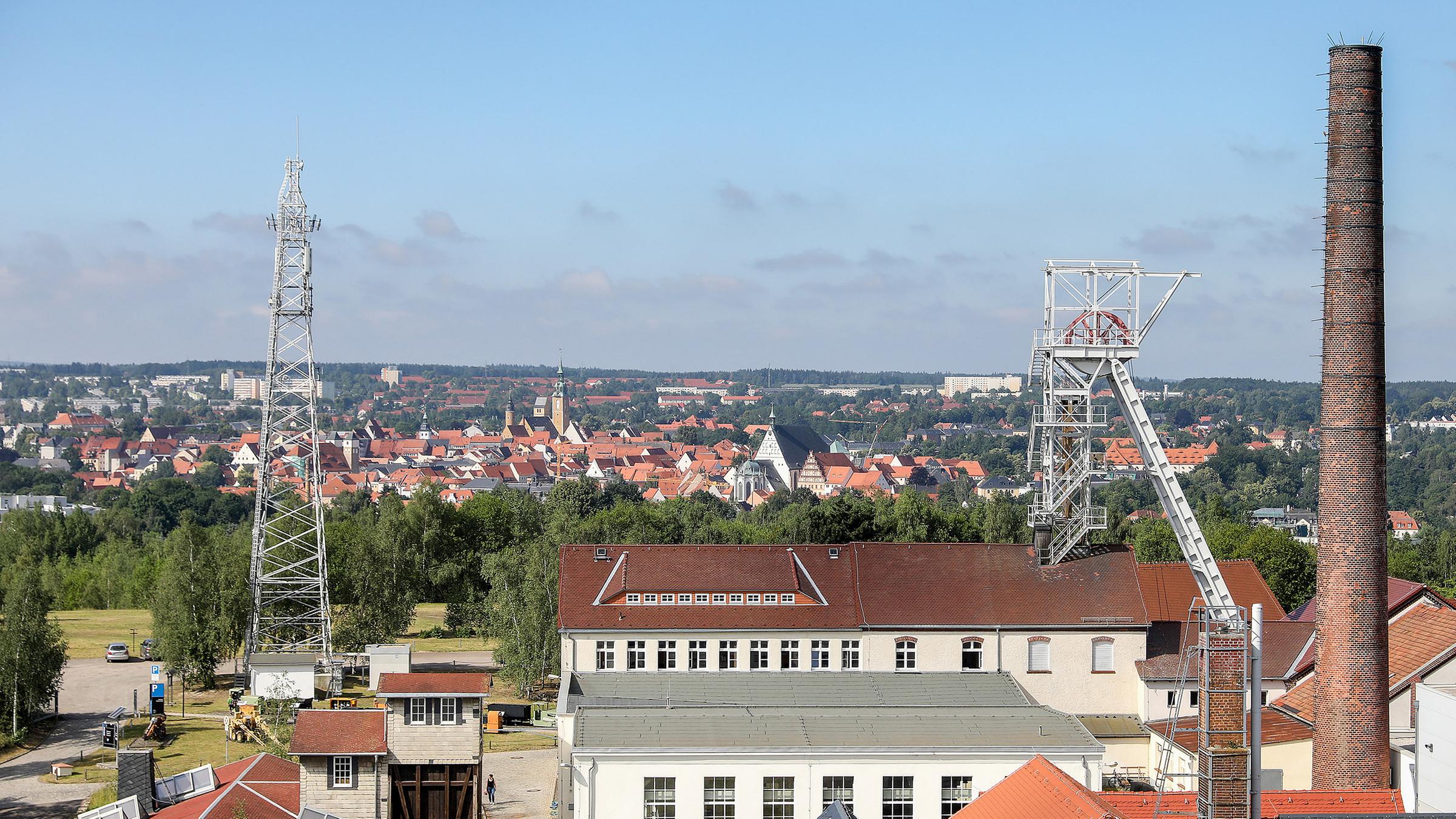 Archiv: Blick über die Tagesanlagen des Schachts "Reiche Zeche" des Bergwerks "Himmelfahrt Fundgrube" auf die Stadt Freiberg, Sachsen.