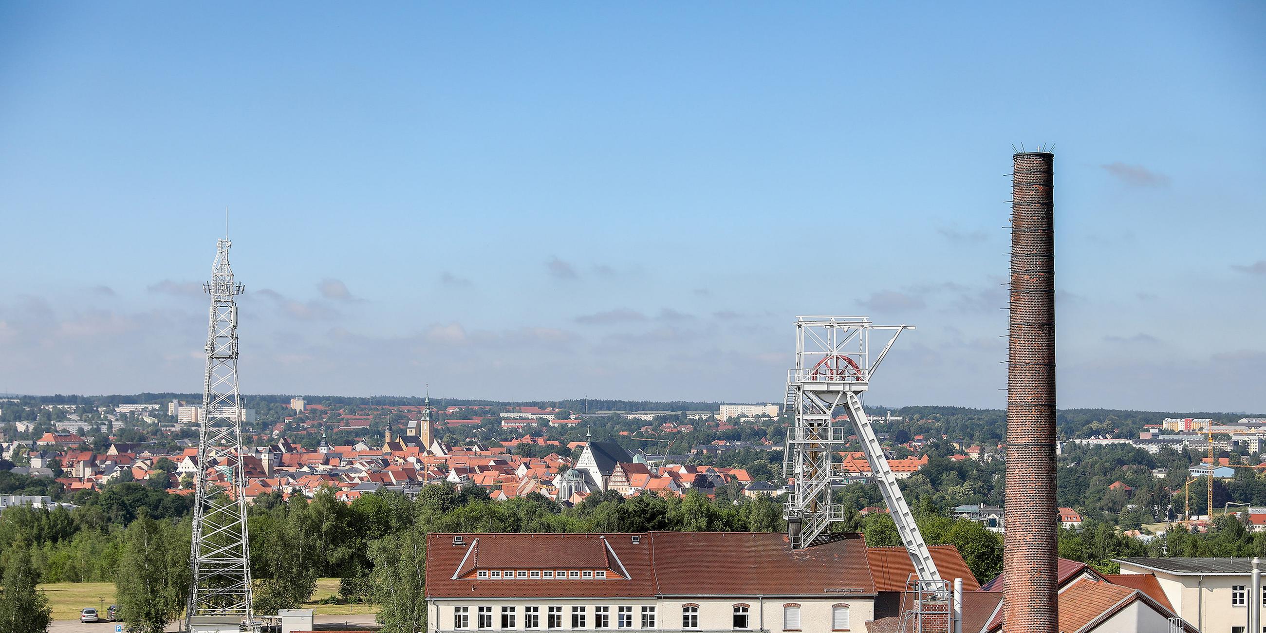 Archiv: Blick über die Tagesanlagen des Schachts "Reiche Zeche" des Bergwerks "Himmelfahrt Fundgrube" auf die Stadt Freiberg, Sachsen.