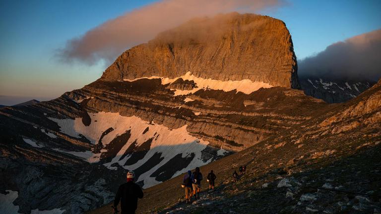 Wanderer gehen auf den Berg Olympus in Nordgriechenland zu.