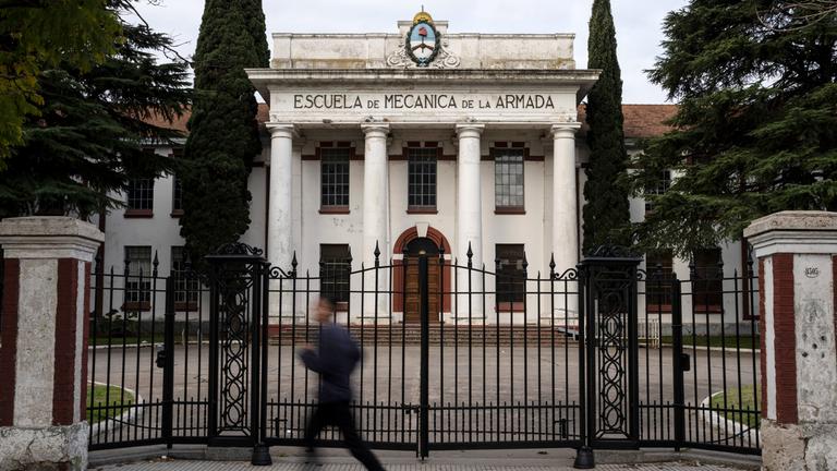 Eine Person joggt an der Argentinischen Marineschule für Mechanik, ESMA, in Buenos Aires, Argentinien vorbei, aufgenommen am 19.09.2023