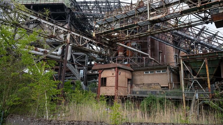 Die Völklinger Hütte im Saarland ist das letzte vollständig erhaltene Denkmal der Roheisenproduktion in Westeuropa im 19. und frühen 20. Jahrhundert.