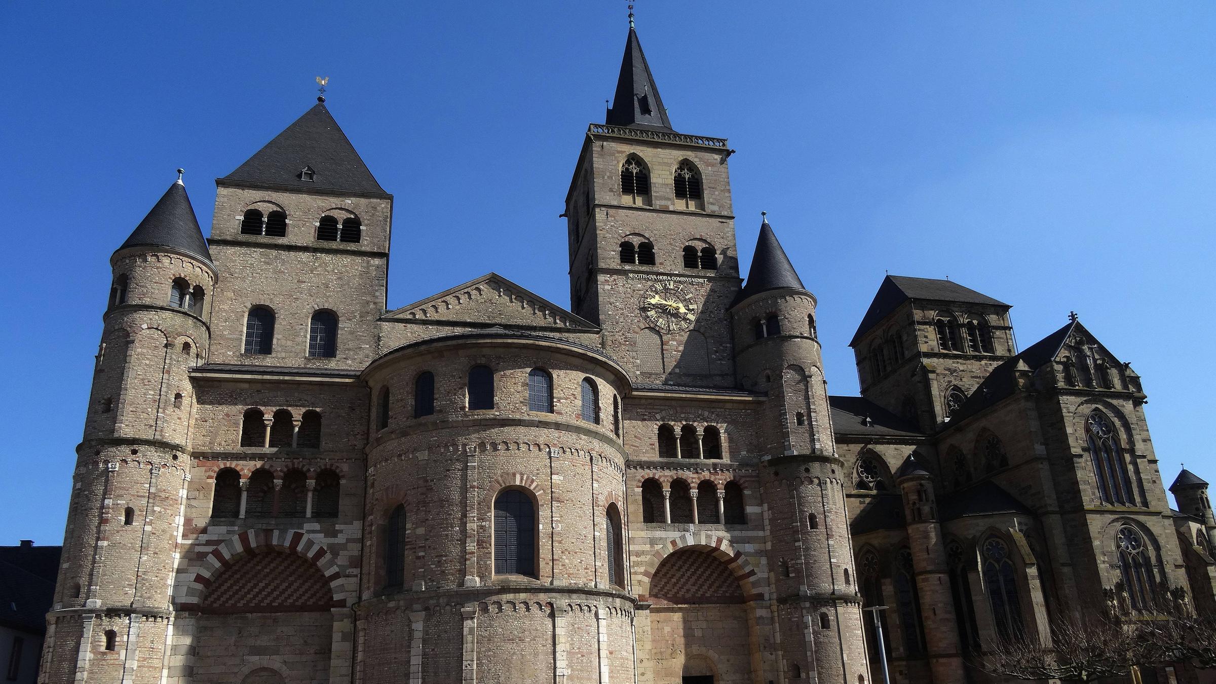 Unesco Welterbe: Frontansicht des Trierer Doms mit Haupteingan