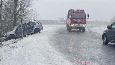Auto in Graben gefahren