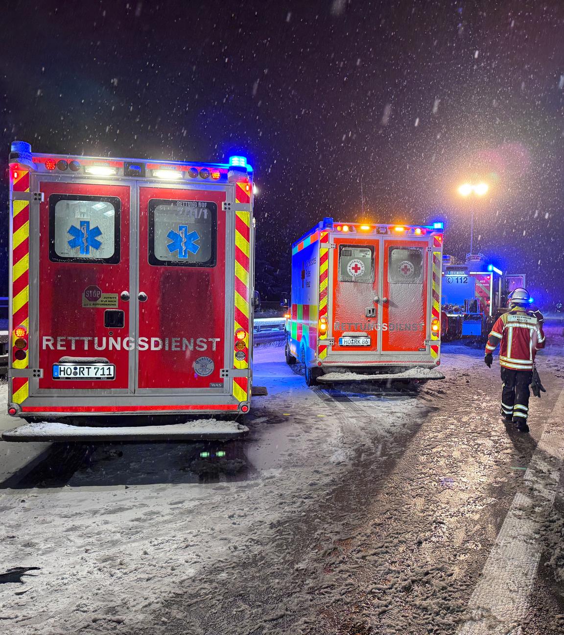 Fahrzeuge der Rettungsdienste stehen nach einem Unfall mit zwei Lastwagen ist in der Nacht zum Montag auf der Autobahn 72 bei Hof.