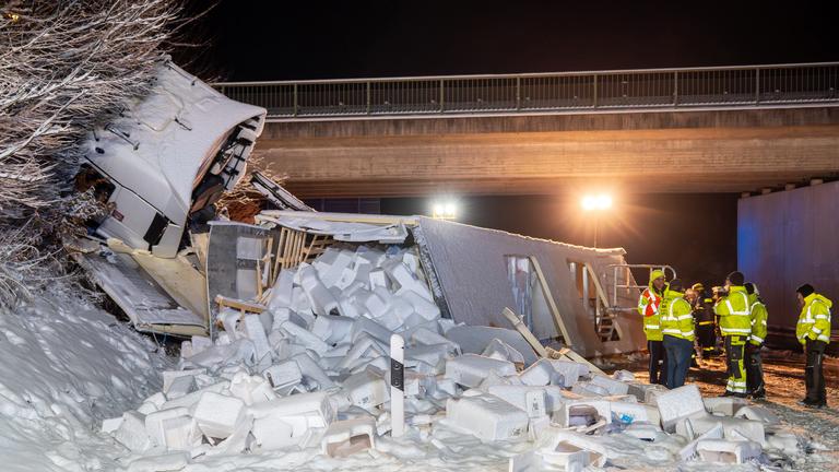 Lachs auf der Straße: Umgekippter Laster auf der A 93