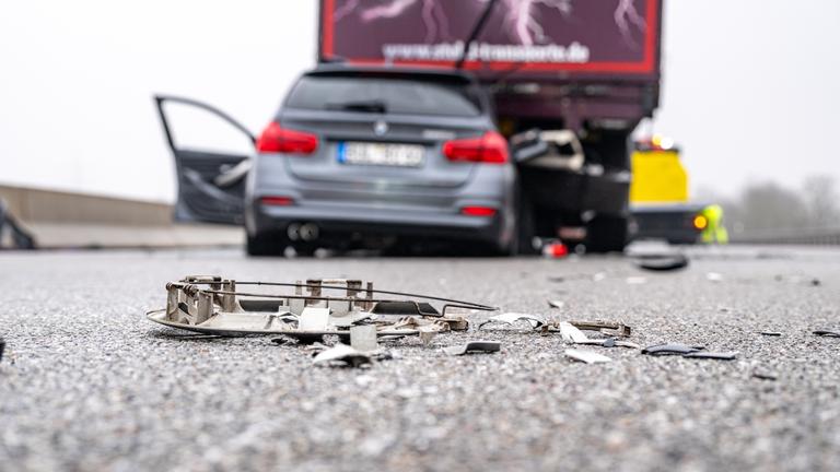 Ein zerstörtes Fahrzeug steht nach einem Unfall auf der Autobahn A3 bei Regensburg. 