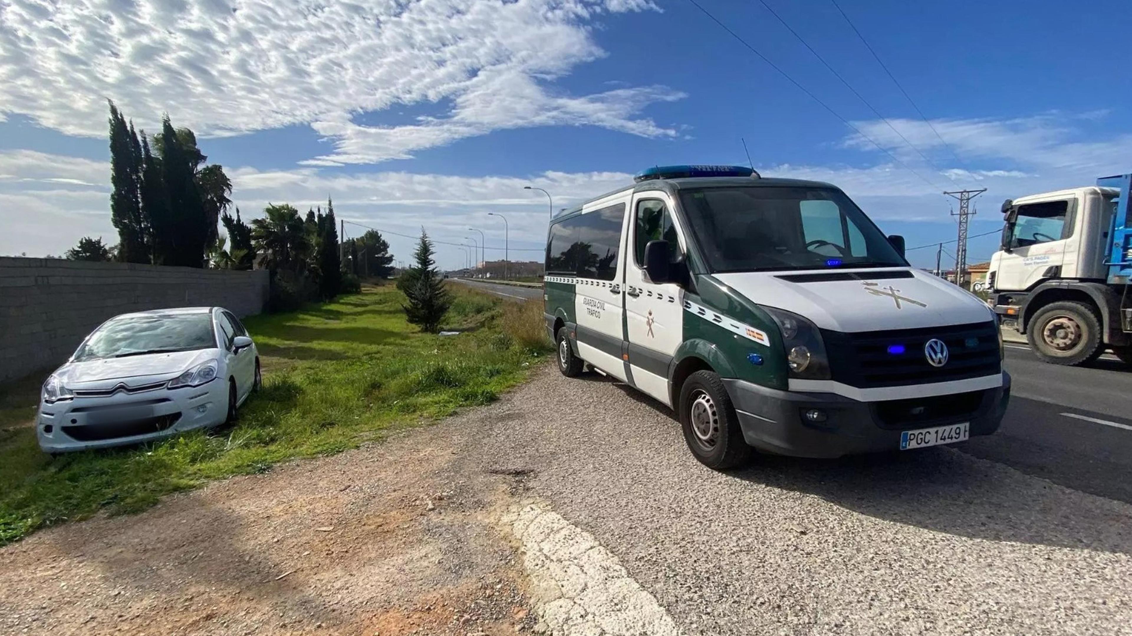  Das Unfallauto ist an einer Straße auf Mallorca neben einem Polizeifahrzeug zu sehen, nachdem es hier am Vormittag einen Unfall gegeben hatte. 