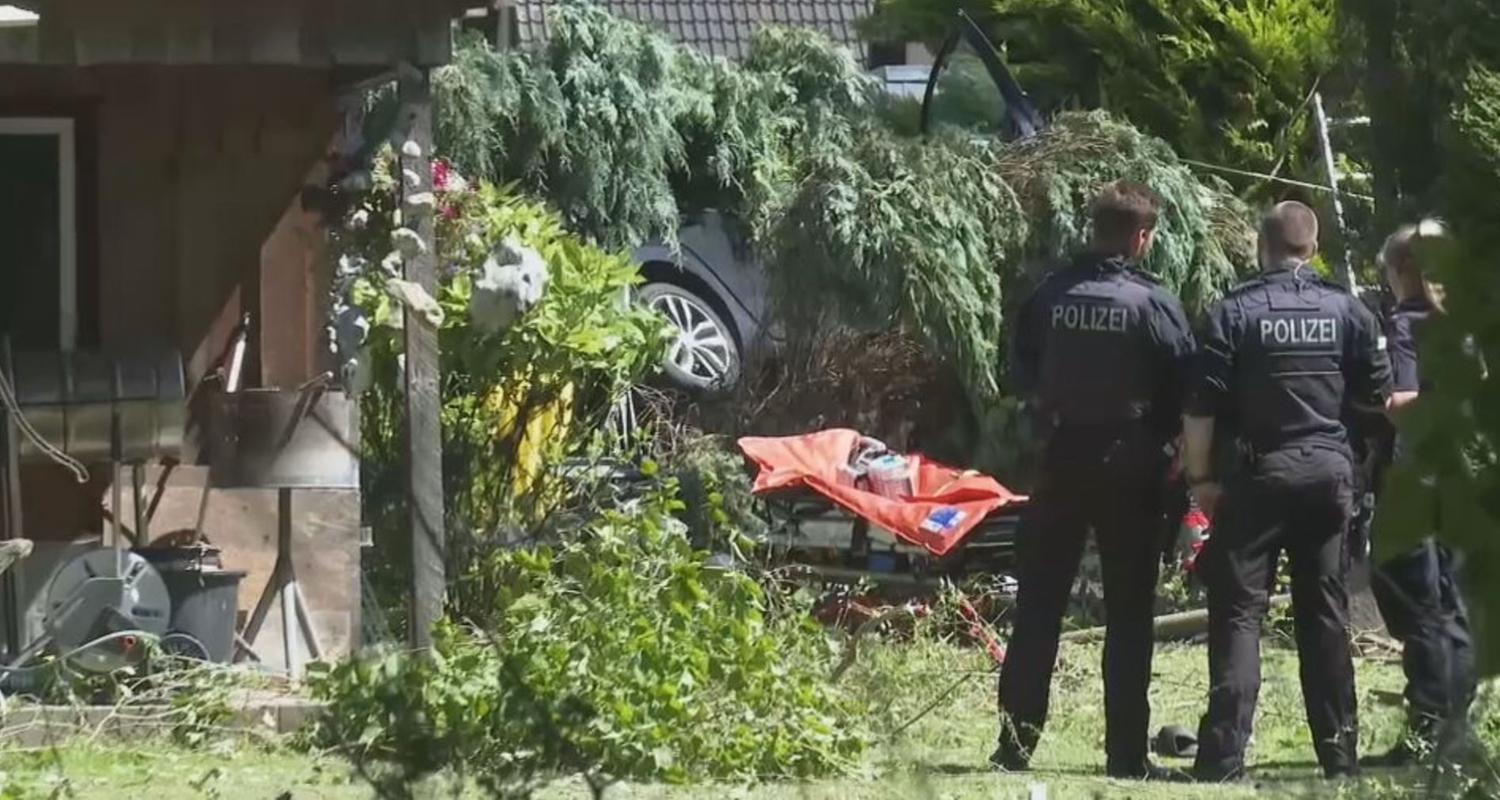 Auto fliegt über zwei Grundstücke gegen Baum