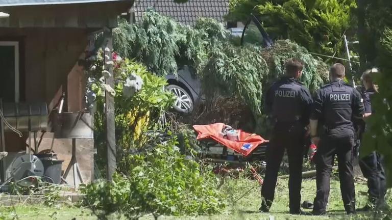 Auto fliegt über zwei Grundstücke gegen Baum