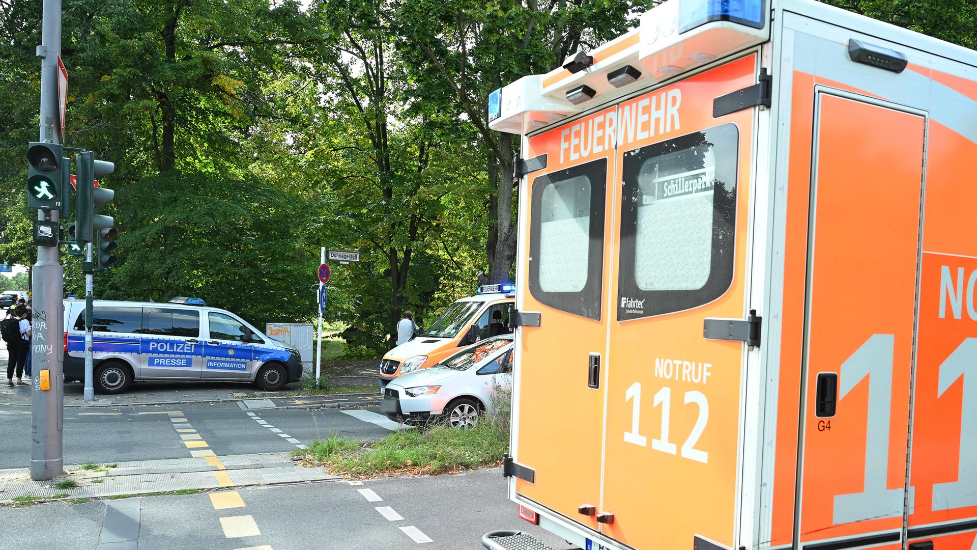 Einsatzfahrzeuge von Polizei und Feuerwehr stehen an der Unfallstelle.