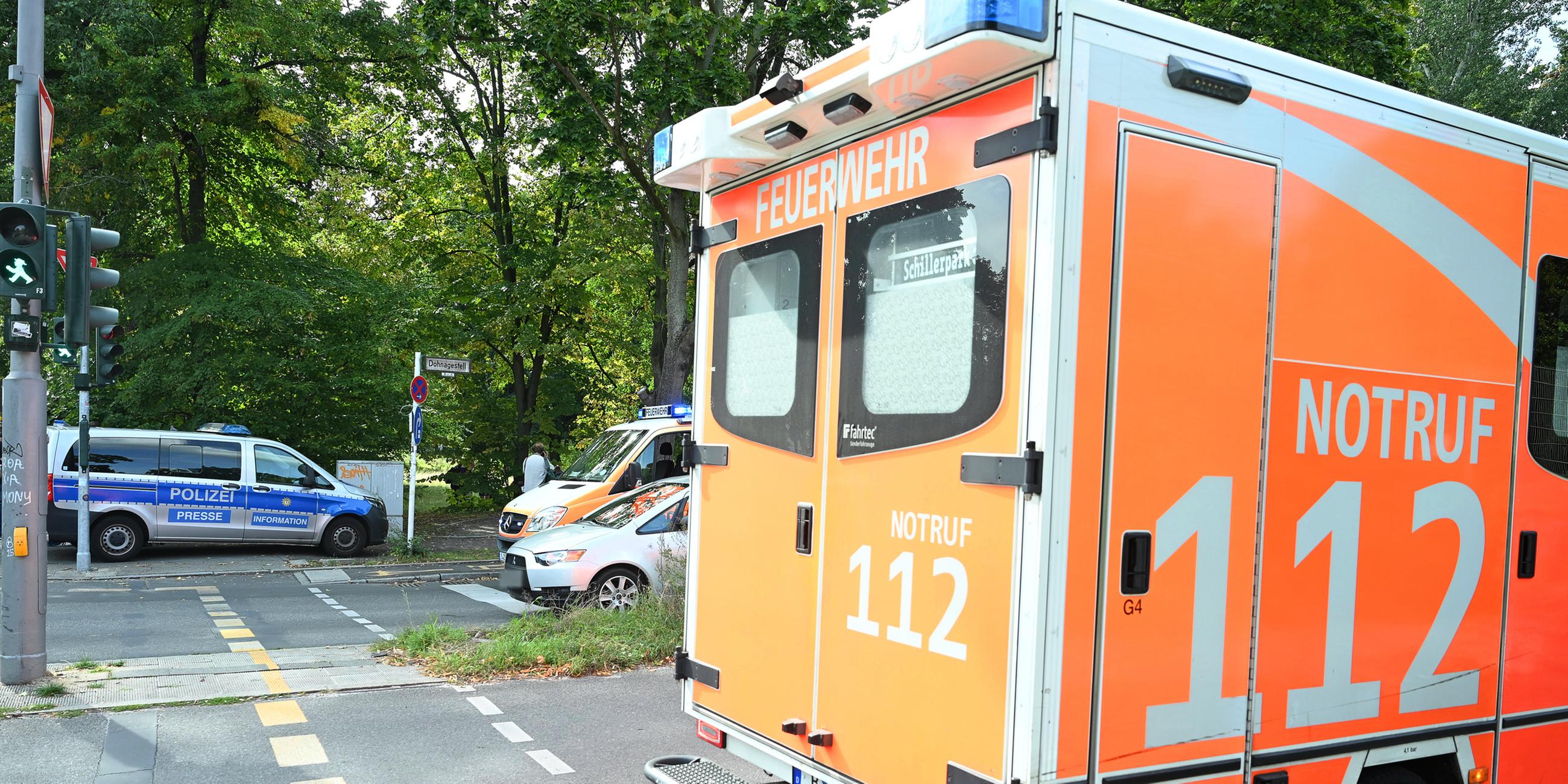 Einsatzfahrzeuge von Polizei und Feuerwehr stehen an der Unfallstelle.