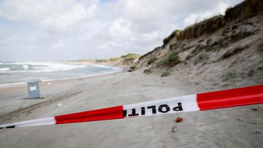 Polizeiabsperrung an einer Düne bei Noerre Vorupoer, Dänemark