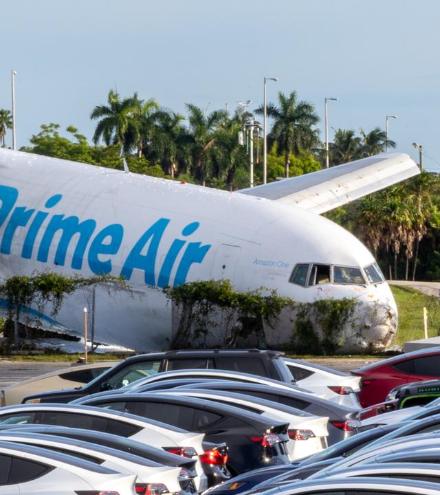Ein Frachtflugzeug von Amazon Prime Air steht auf der Nase, nachdem es am 06.09.2026 am Miami International Airport in Miami, Florida, USA, über die Landebahn hinausgeschossen ist. 