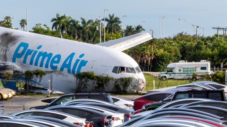 Ein Frachtflugzeug von Amazon Prime Air steht auf der Nase, nachdem es am 06.09.2026 am Miami International Airport in Miami, Florida, USA, über die Landebahn hinausgeschossen ist. 