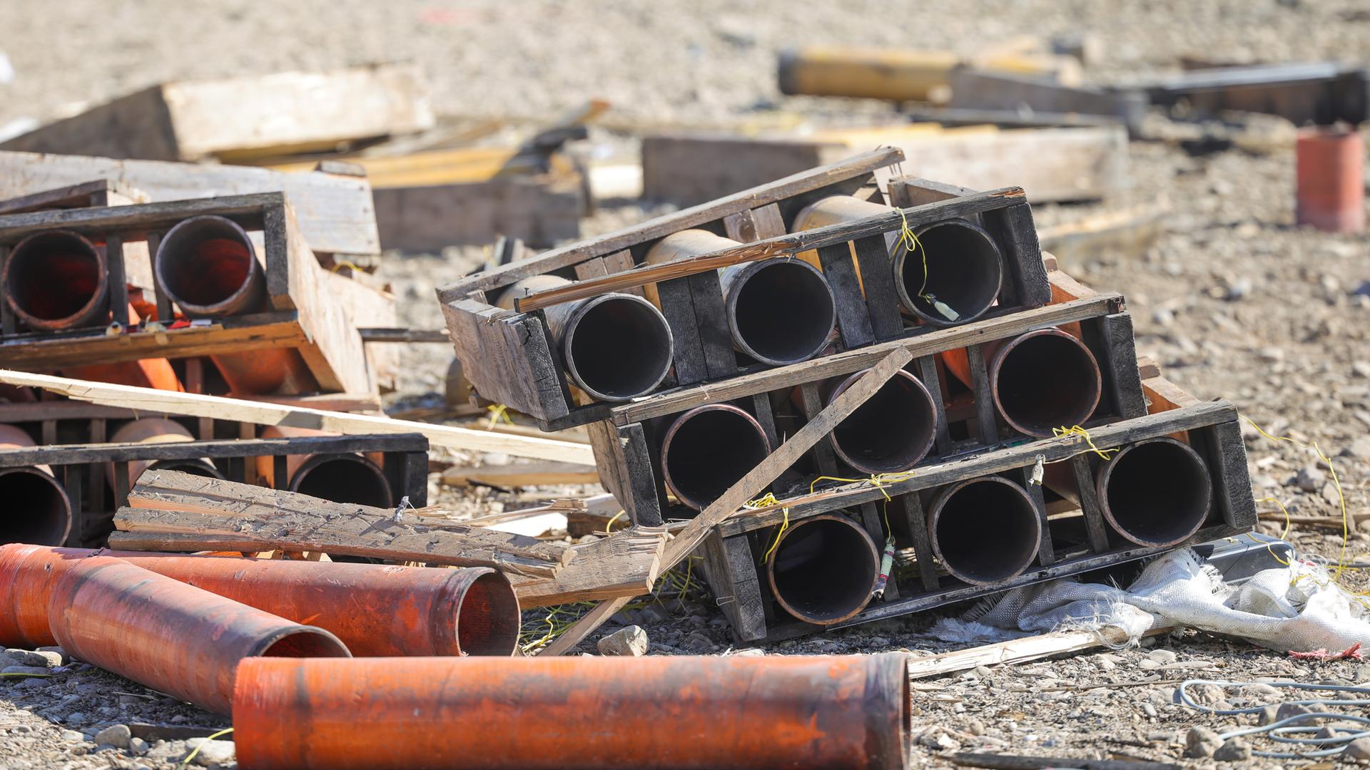 Nordrhein-Westfalen, Düsseldorf: Die Abschussvorrichtungen für das Feuerwerk der Rheinkirmes liegen auf den Rheinwiesen.