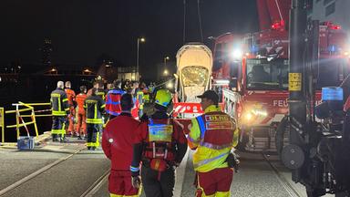 Jugendliche stürzen mit Auto in Hafenbecken