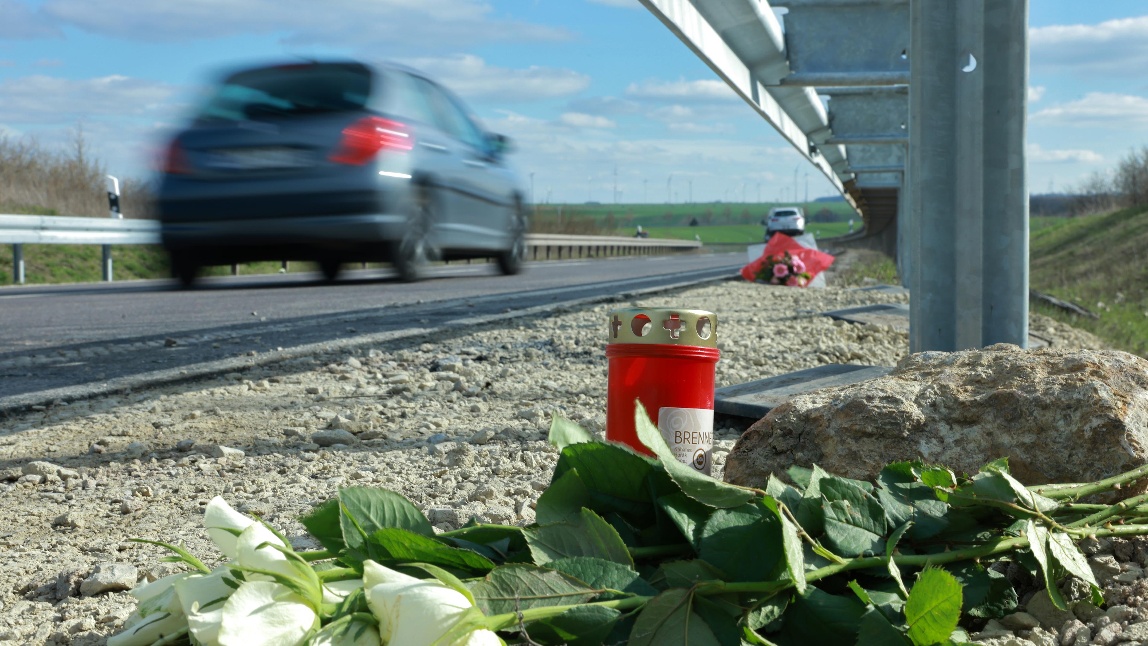 Thüringen, Mühlhausen: Blumen liegen an der Unfallstelle an der Bundesstraße B247.