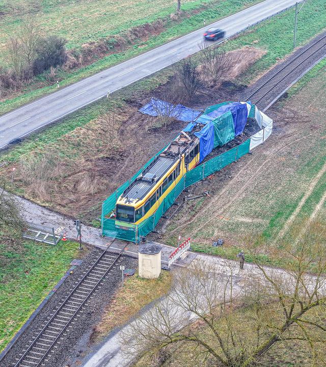 Nach Unfall zwischen Tanklaster und Stadtbahn