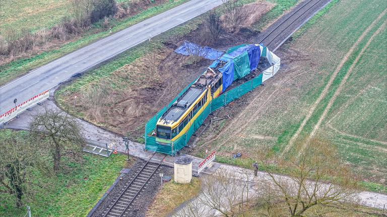 Nach Unfall zwischen Tanklaster und Stadtbahn